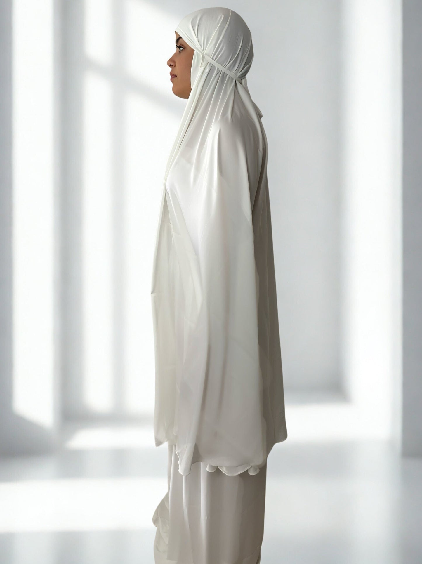 Mukena Élégance blanc en soie 3 pièces avec pochette - Tenue de prière haut de gamme NIYA