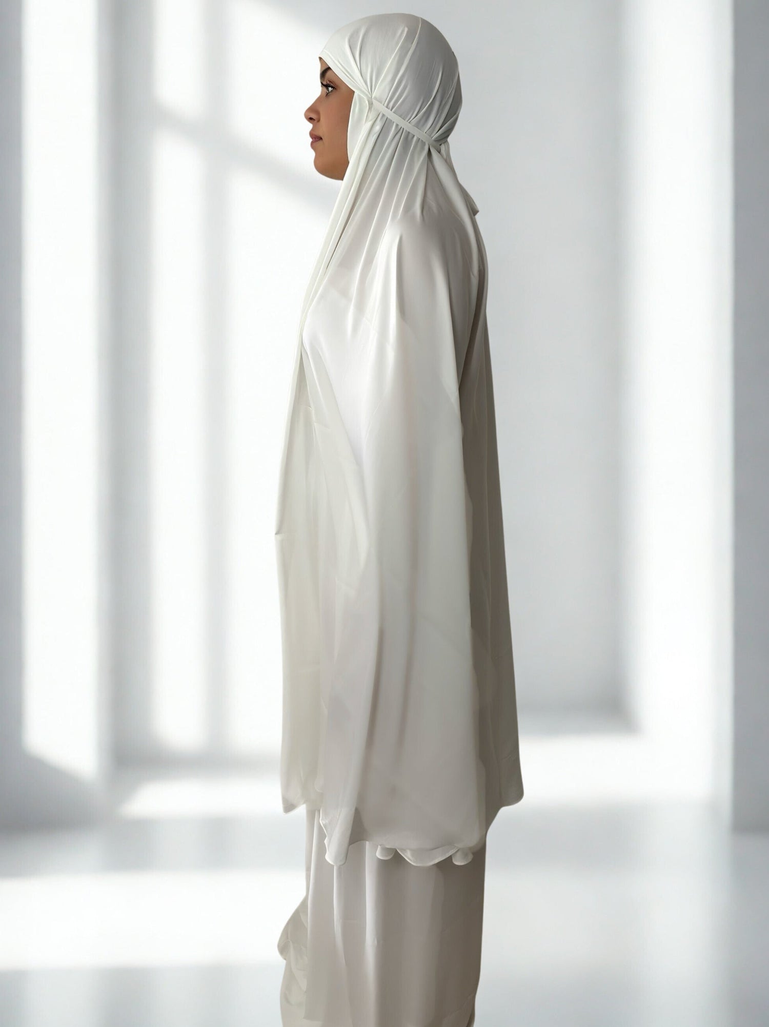 Mukena Élégance blanc en soie 3 pièces avec pochette - Tenue de prière haut de gamme NIYA